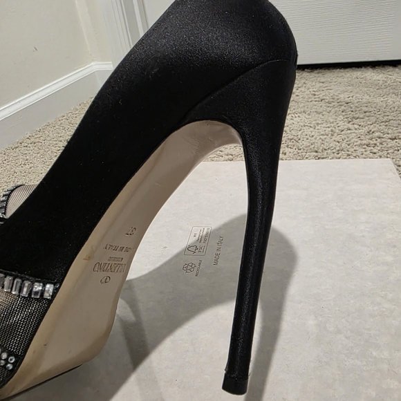 Valentino Garavani Chic Black Peep-Toe Heels with Bow - Picture 11 of 12